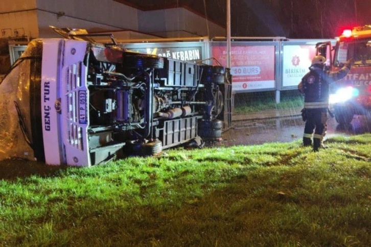 Kontrolden çıkan servis midibüsü binaya çarpıp yan yatarak durabildi