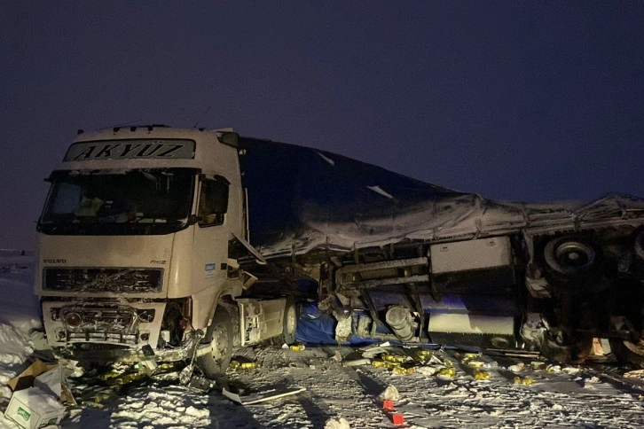 Kontrolden çıkan tırın dorsesi yan yattı, tonlarca sıvı yağ yola savruldu