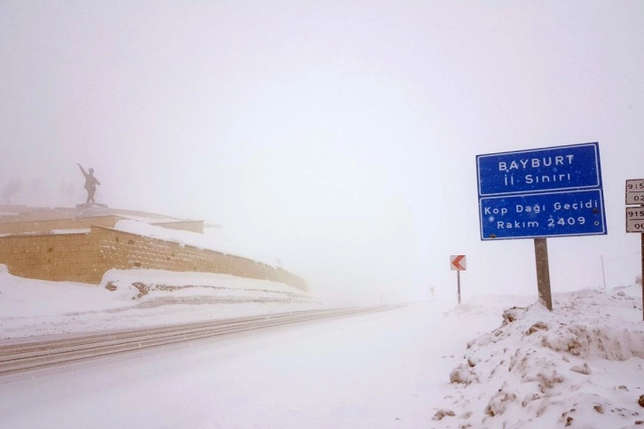 Kop dağında kar ve tipi ulaşımı olumsuz etkiledi