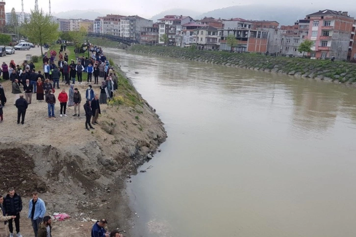 Köprüden dereye düşerek denize sürüklenen 11 yaşındaki çocuğun cansız bedenine ulaşıldı