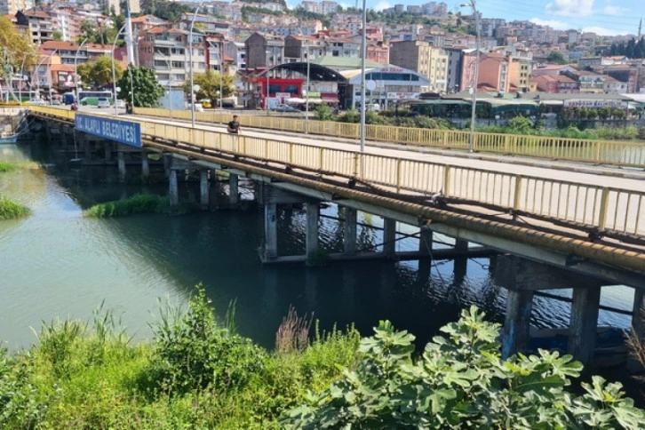 Köprüden geçen doğalgaz borusu vatandaşları tedirgin etti