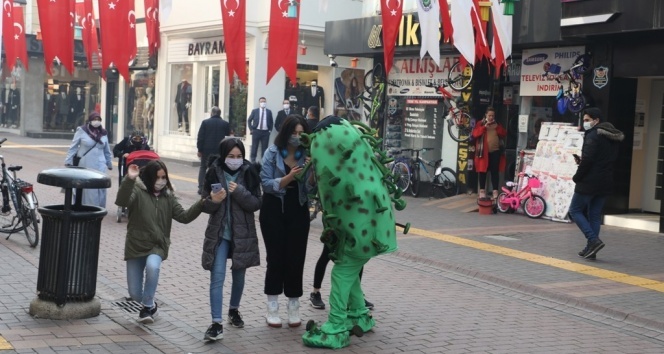 Korona virüs kılığına girdi, kurallara uymayanların arasına böyle daldı