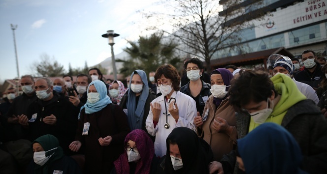 Korona virüse yenilen yılın doktoru gözyaşlarıyla son yolculuğuna uğurlandı