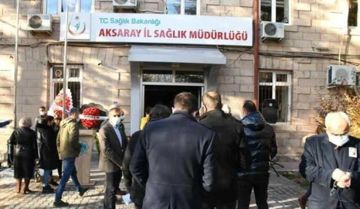 Koronavirüse yenik düşen doktor çifte veda töreni