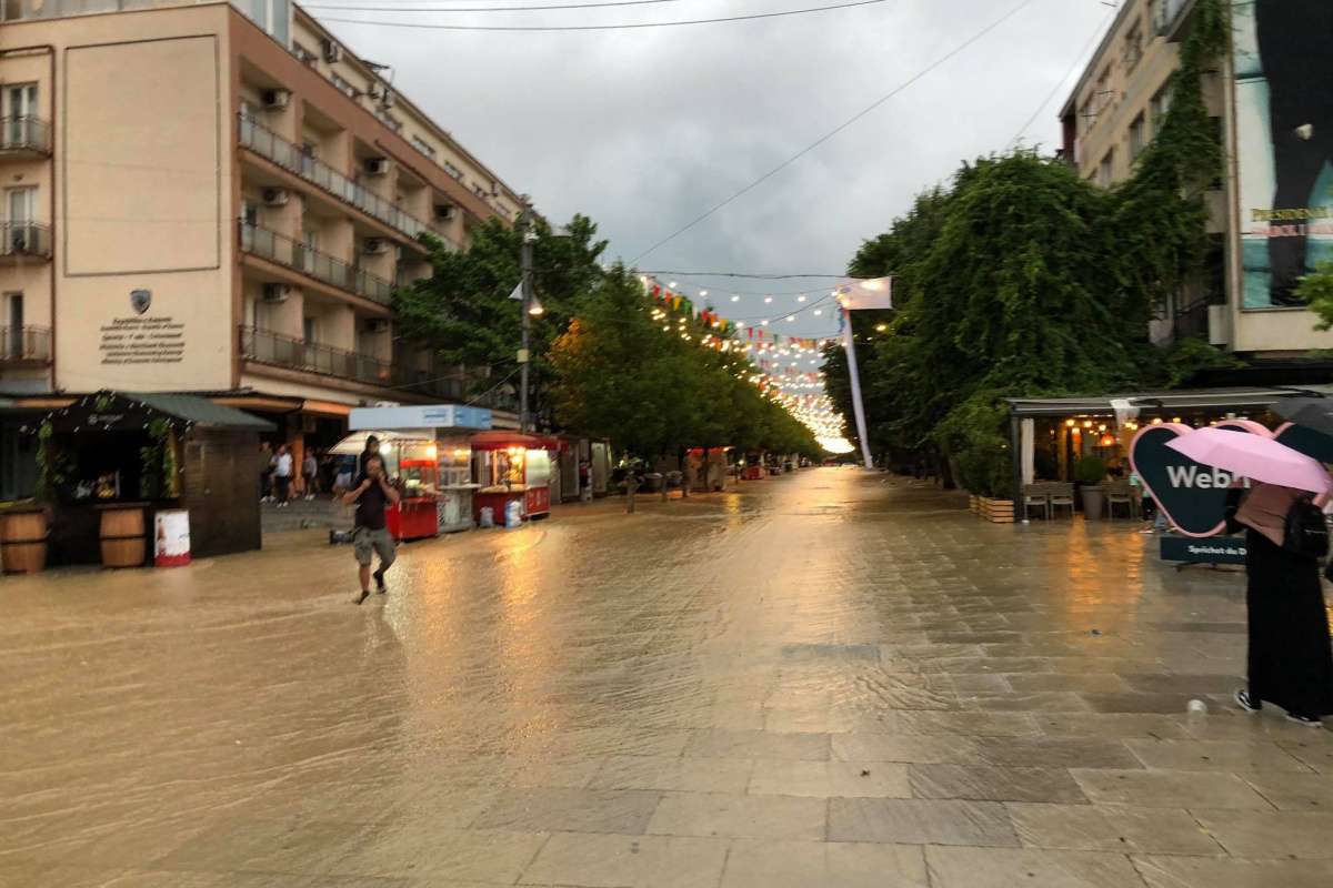 Kosova'da cadde ve sokaklar göle döndü