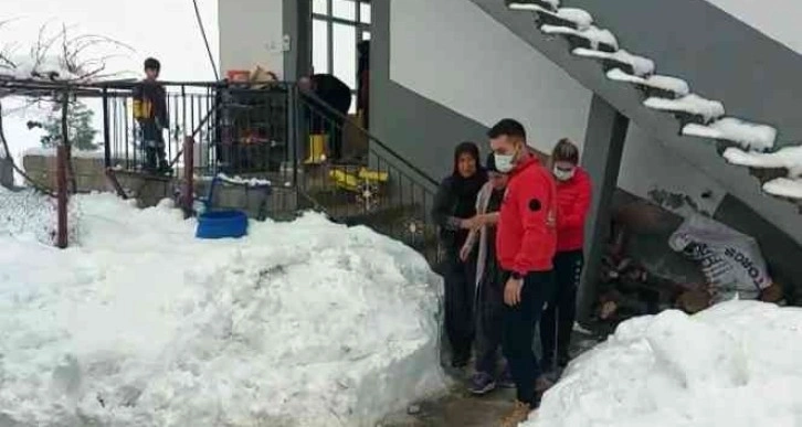 Köydeki hastayı UMKE ekipleri, kapalı köy yolunu aşarak kurtardı