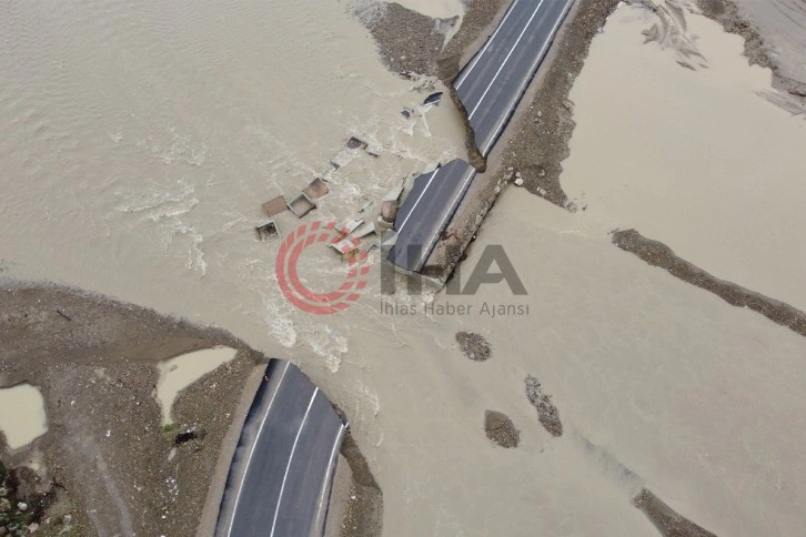 Kozcağız’da geçici servis yolu yıkıldı