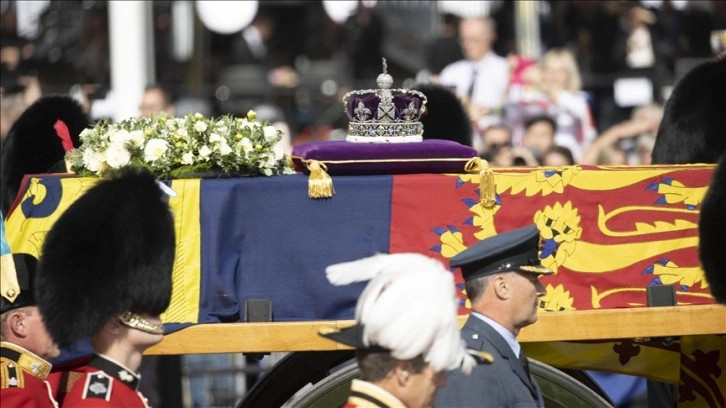 Kraliçe Elizabeth'in naaşı Buckingham Sarayı'ndan Westminster Hall'a getirildi