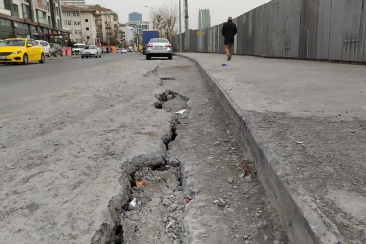 Küçükçekmece’de inşaat çalışması sırasında yol tekrar çöktü