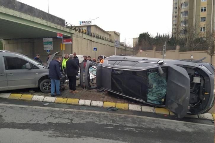 Küçükçekmece'de kavşakta kontrolsüz sürücüler kaza yaptı: 2 yaralı