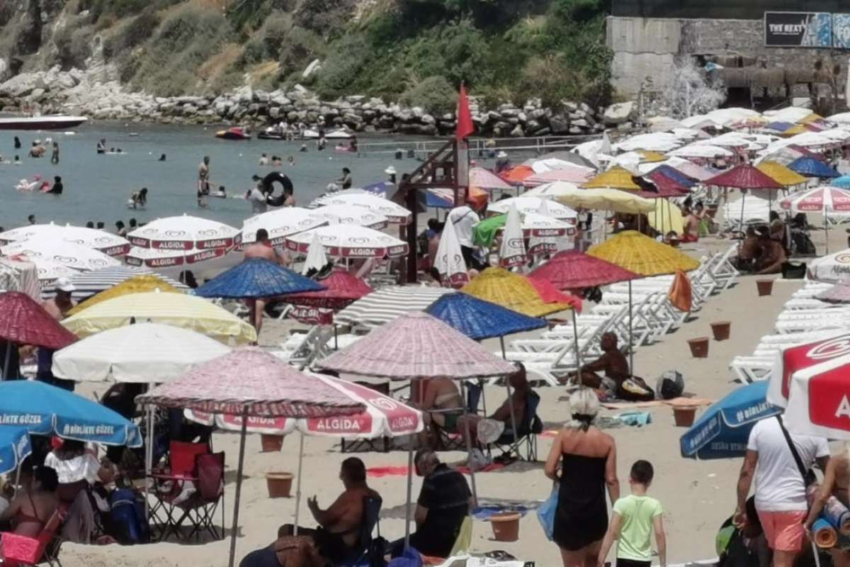 Kuşadası'nda hafta sonu yoğunluğu, yollarda uzun kuyruklar oluştu