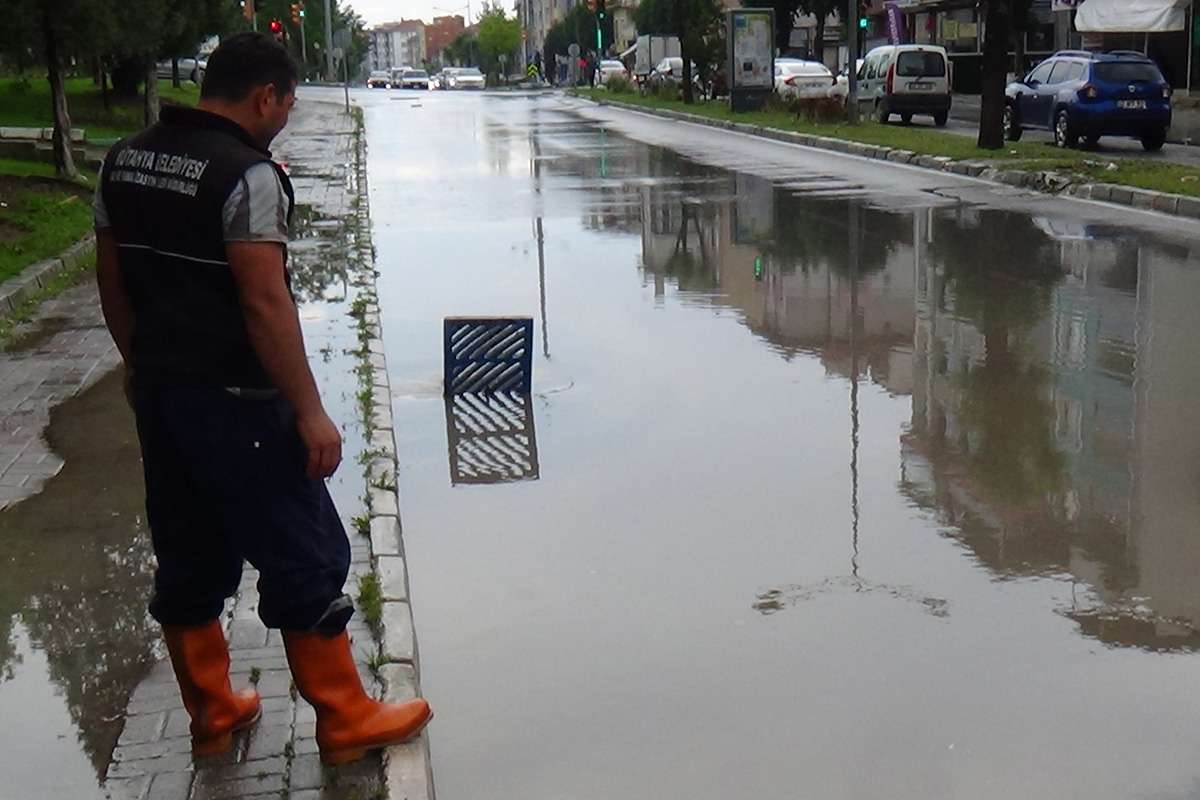 Kütahya'da etkili sağanak sele dönüştü