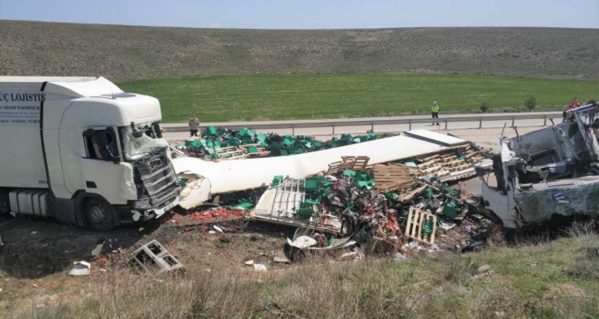 Kütahya'da tır faciası: 2 ölü, 1 yaralı