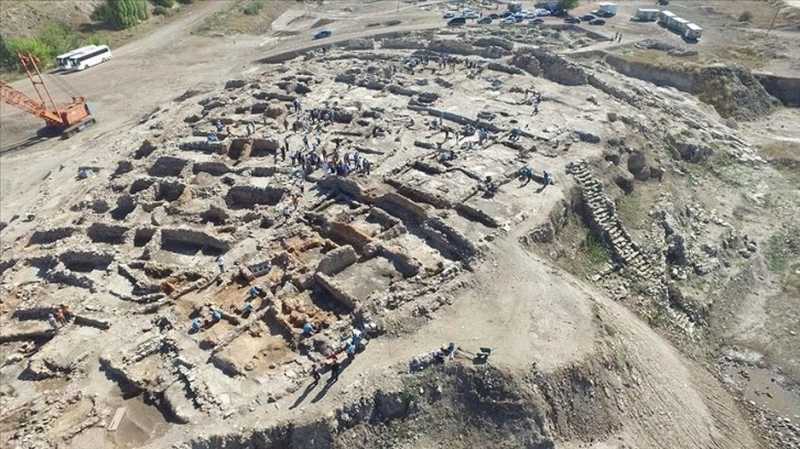 Kütahya'daki Seyitömer Höyüğü'nde 5 bin yıllık yerleşimler gün ışığına çıkarıldı