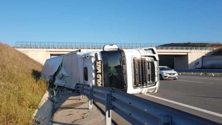 Kuzey Marmara Otoyolu'nda korkutan kaza: Devrilen tırın sürücüsü yaralandı!