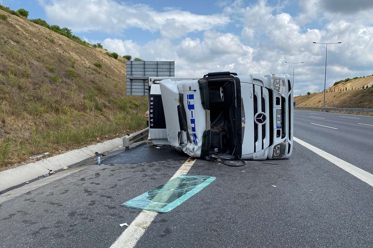 Kuzey Marmara otoyolunda tır devrildi: 1 yaralı