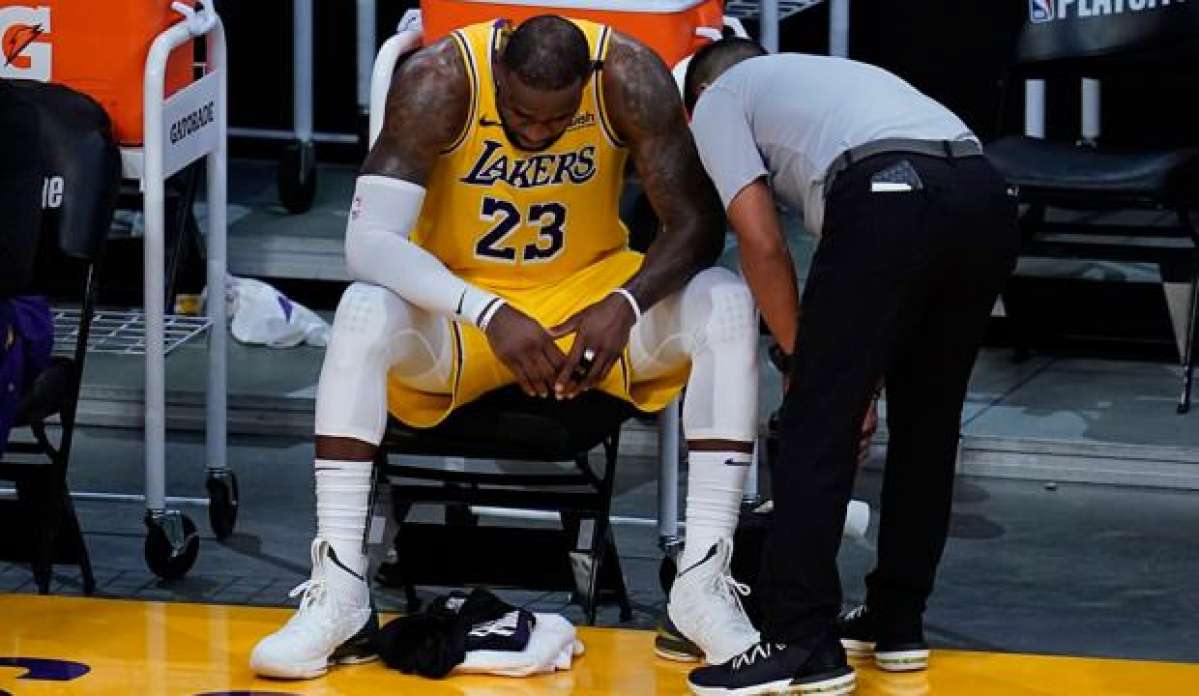 Lakers'tan erken veda! LeBron James'ten bir ilk...