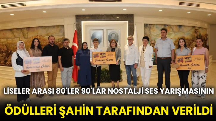 Liseler arası 80'ler 90'lar Nostalji Ses Yarışmasının ödülleri Şahin tarafından verildi