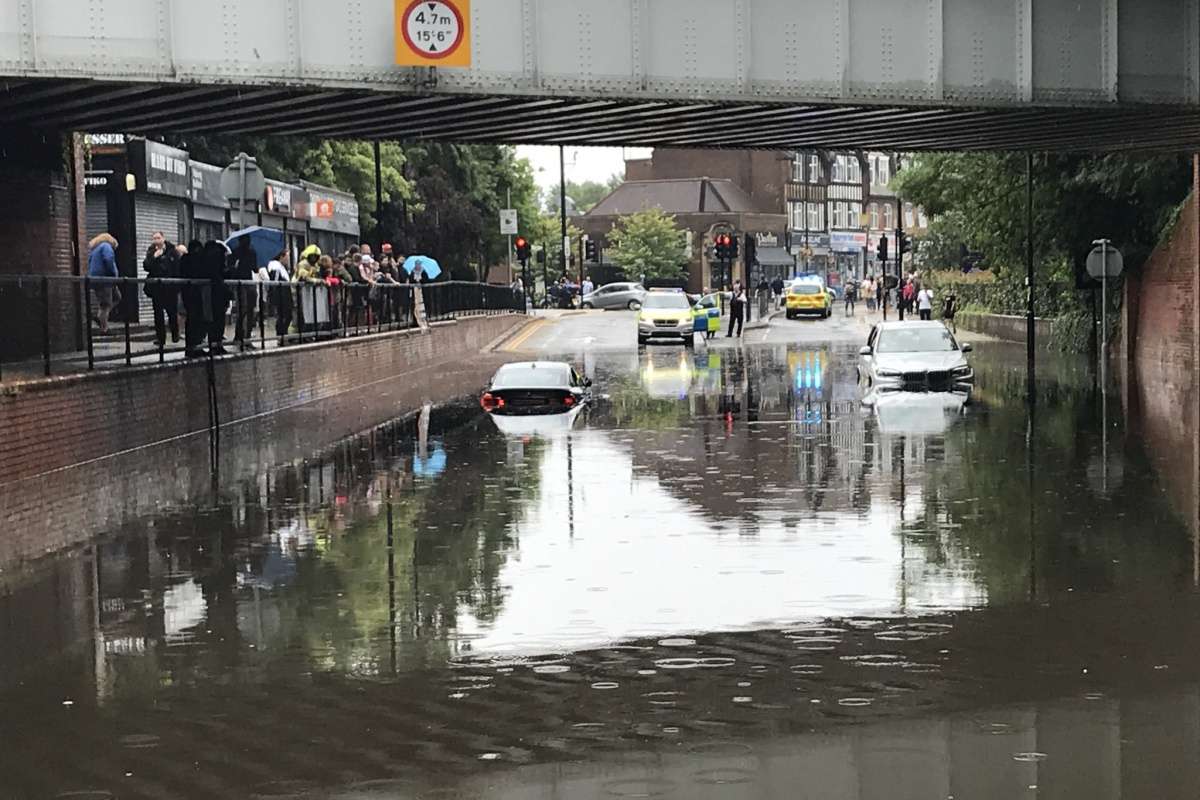 Londra'daki şiddetli yağış sele neden oldu