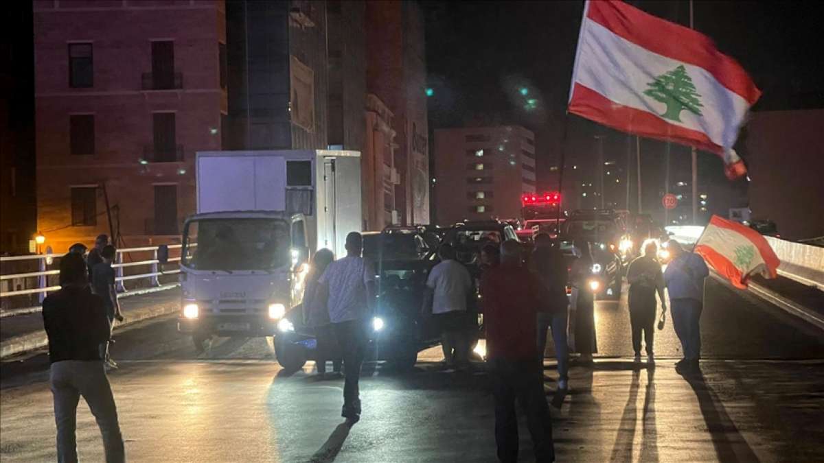 Lübnan'da kötü yaşam koşullarını protesto eden halk ana yolları trafiğe kapadı