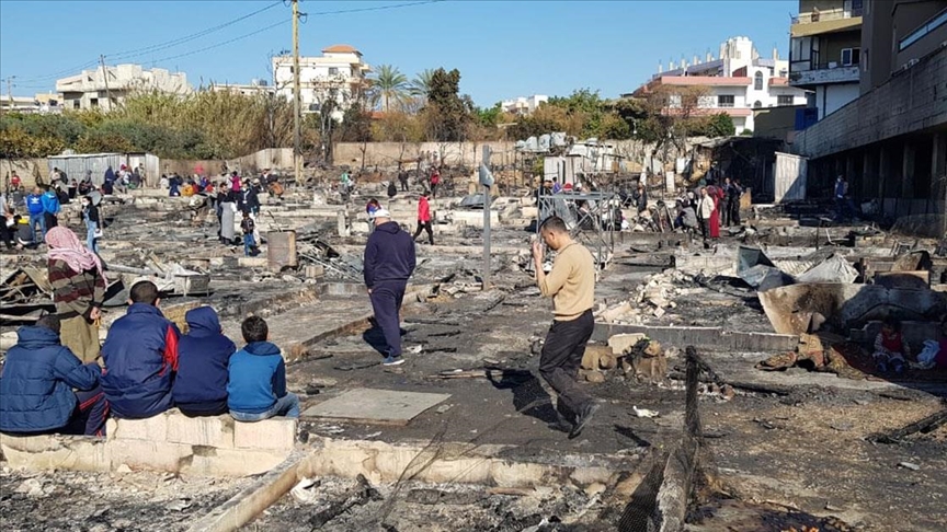 Lübnan'da Suriyeli mültecilerin yaşadığı kampın yakılmasının ardından onlarca aile sokakta kald