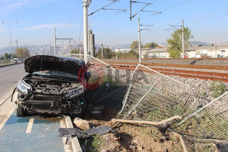 Lüks araç, tren raylarına girmekten son anda kurtuldu