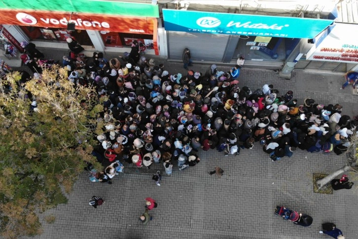 Mağaza açılışında izdiham virüsü unutturdu, polis kalabalığı dağıttı