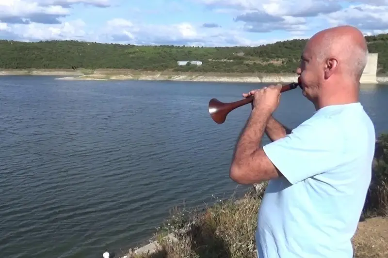 Mahalleli rahatsız olmasın diye 3 yıldır baraj kenarında zurna çalıyor