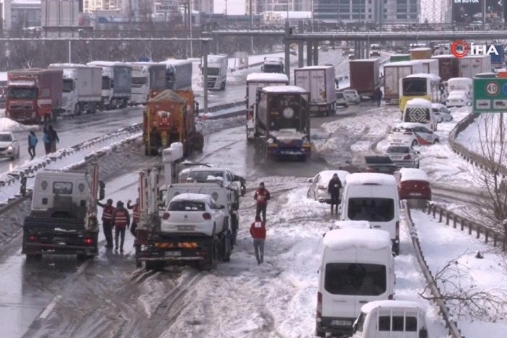 Mahmut Bey gişelerine park edilen araçlar kaldırıldı