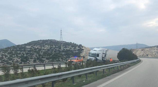 Makas yaparak devrilen tır yolu kapattı