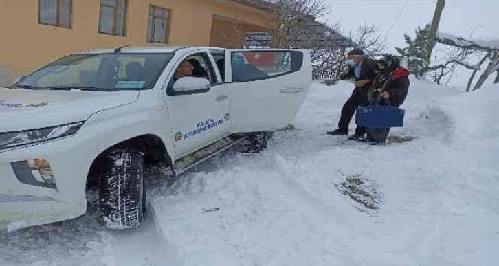 Malatya Büyükşehir Belediyesi mahsur kalan vatandaşların imdadına yetişiyor