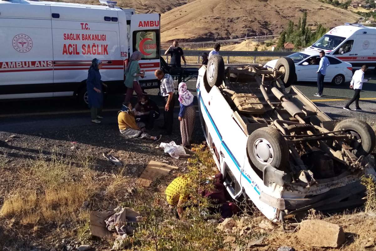 Malatya'da 2 ayrı trafik kazası: 14 yaralı