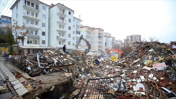 Malatya'da ağır hasarlı binaların yıkım işlemleri sürüyor