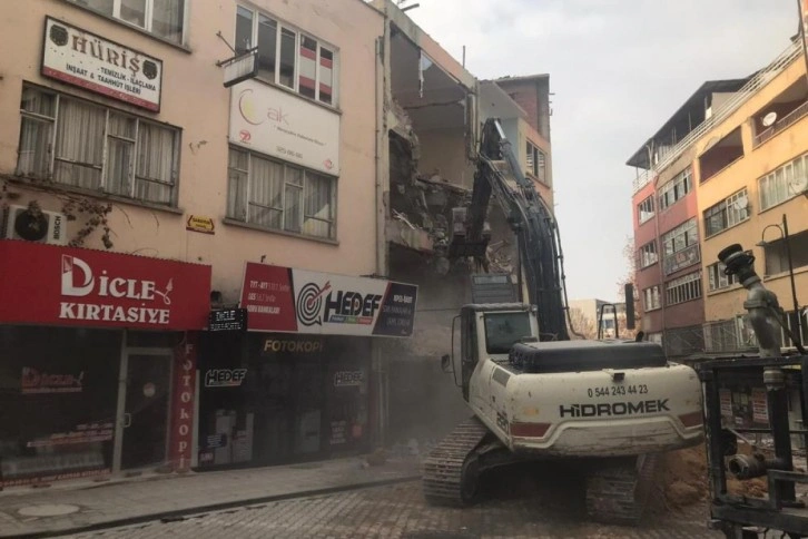 Malatya'da depremden zarar gören bir bina daha yıkıldı