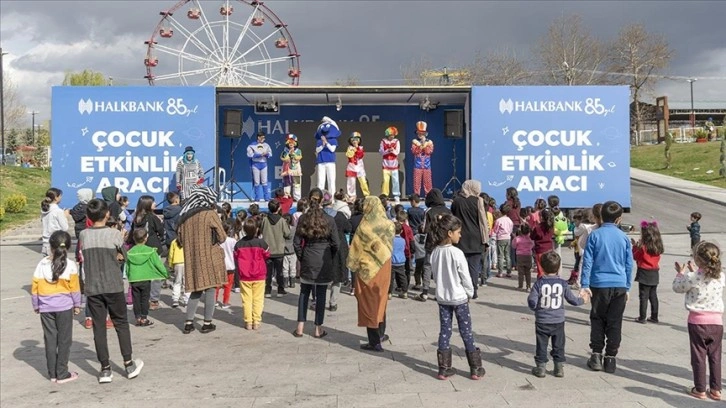 Malatya'da depremzede çocuklar, Halkbank'ın etkinlik tırında eğleniyor