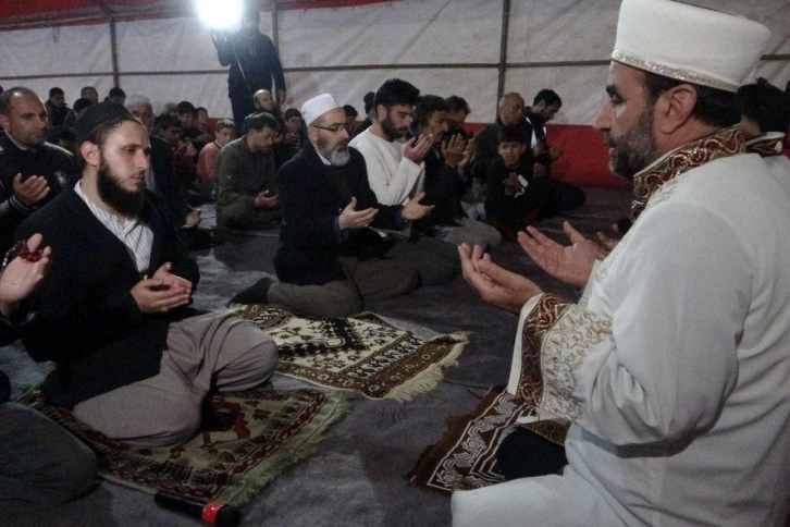 Malatya’da ilk teravih namazı çadırda kılındı