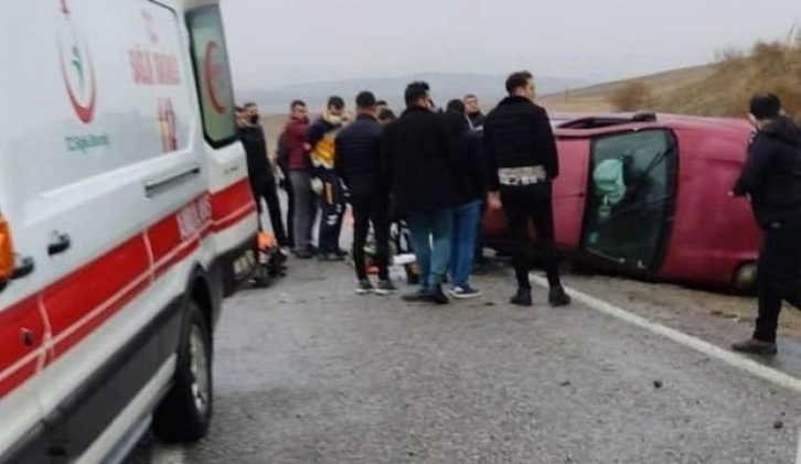 Malatya’da kontrolden çıkan araç yan yattı: 3 yaralı