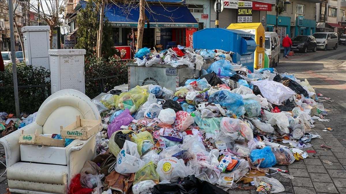 Maltepe Belediyesi işçilerinin grevi nedeniyle sokaklardaki çöpler 5 gündür toplanmıyor