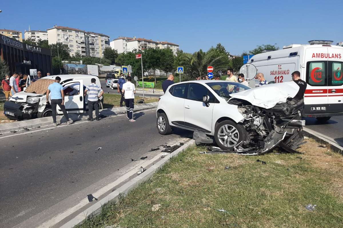 Maltepe'de kavşakta kafa kafaya çarpıştılar: 3 yaralı