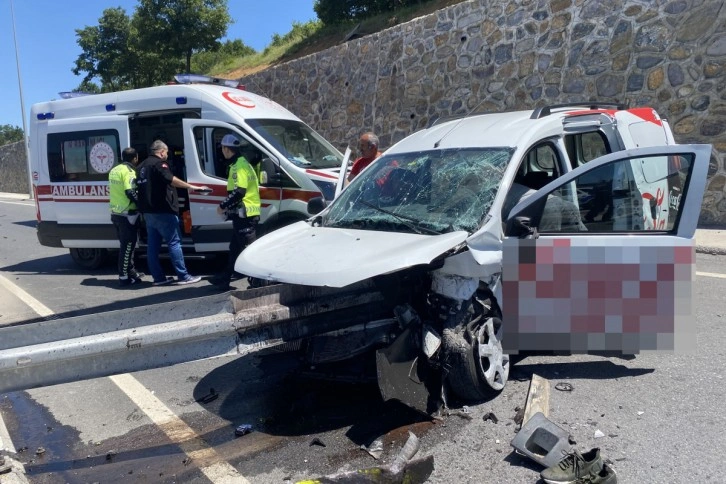 Maltepe’de ticari araç bariyerlere saplandı: 2 yaralı