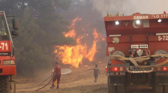 Manavgat’ta orman yangını devam ediyor, metrelerce yükselen alevler böyle görüntülendi 