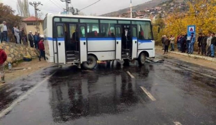 Manisa'da işçi servis midibüsü kamyona çarptı: 7 yaralı