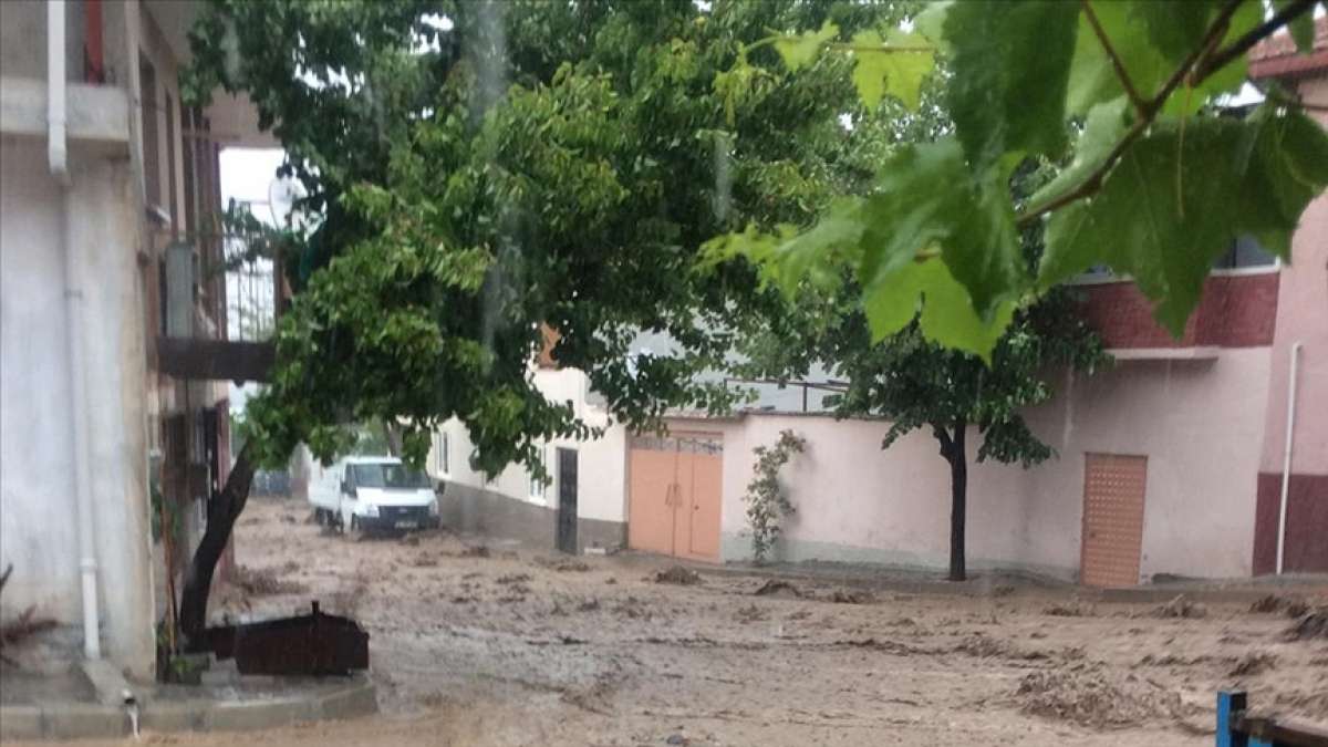 Manisa'da sağanak su baskınlarına neden oldu