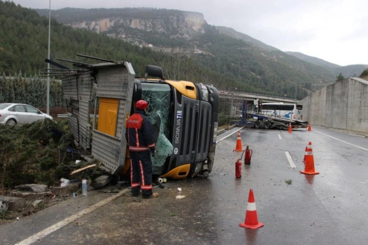 Manisa’da yağış kaza getirdi, 300 metre arayla iki tır kaza yaptı: 3 yaralı