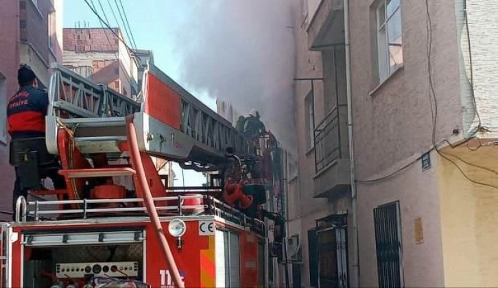 Manisa'da yangın paniği! Hastaneye kaldırıldılar