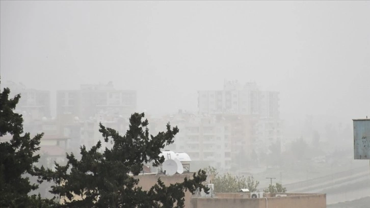 Mardin Nusaybin'de toz taşınımı etkisini sürdürüyor