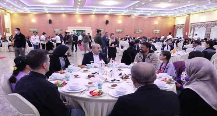 Mardin Valisi Vali Demirtaş öğrencilerle iftarda bir araya geldi