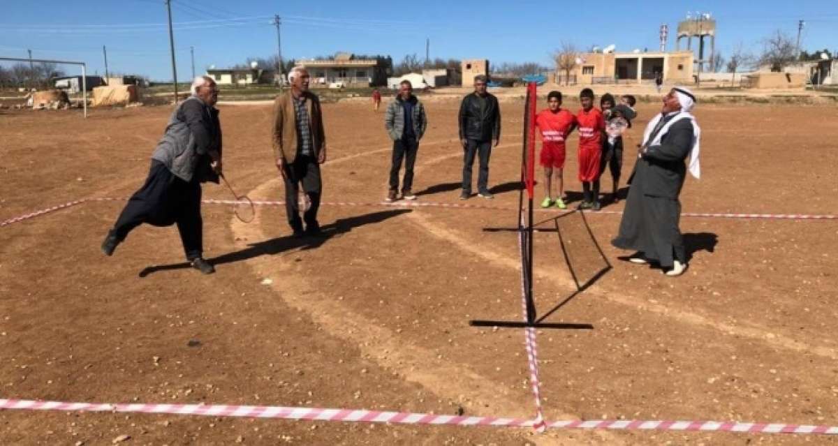 Mardin'de köylülerden şalvarlı ve fistanlı badminton maçı