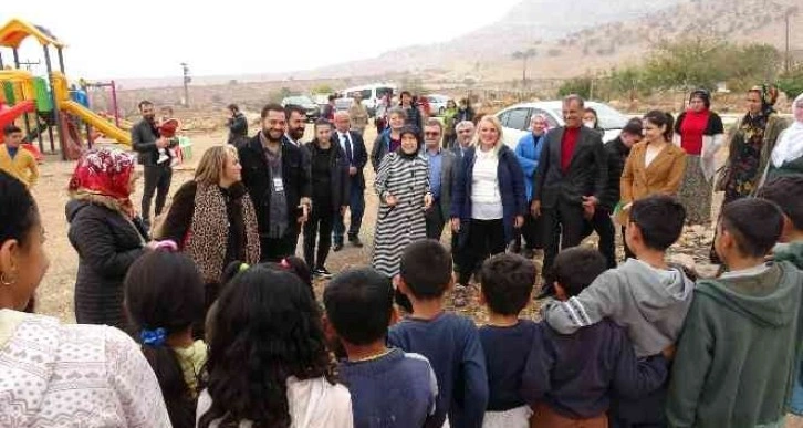 Mardin’e gelen turist kadınlar, çocukların yüzünü güldürdü