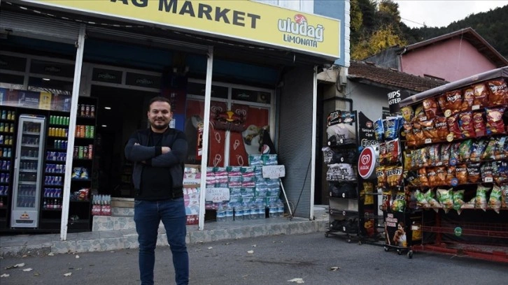 Market sahibi lodosla hareket eden cips standının peşinden koştu